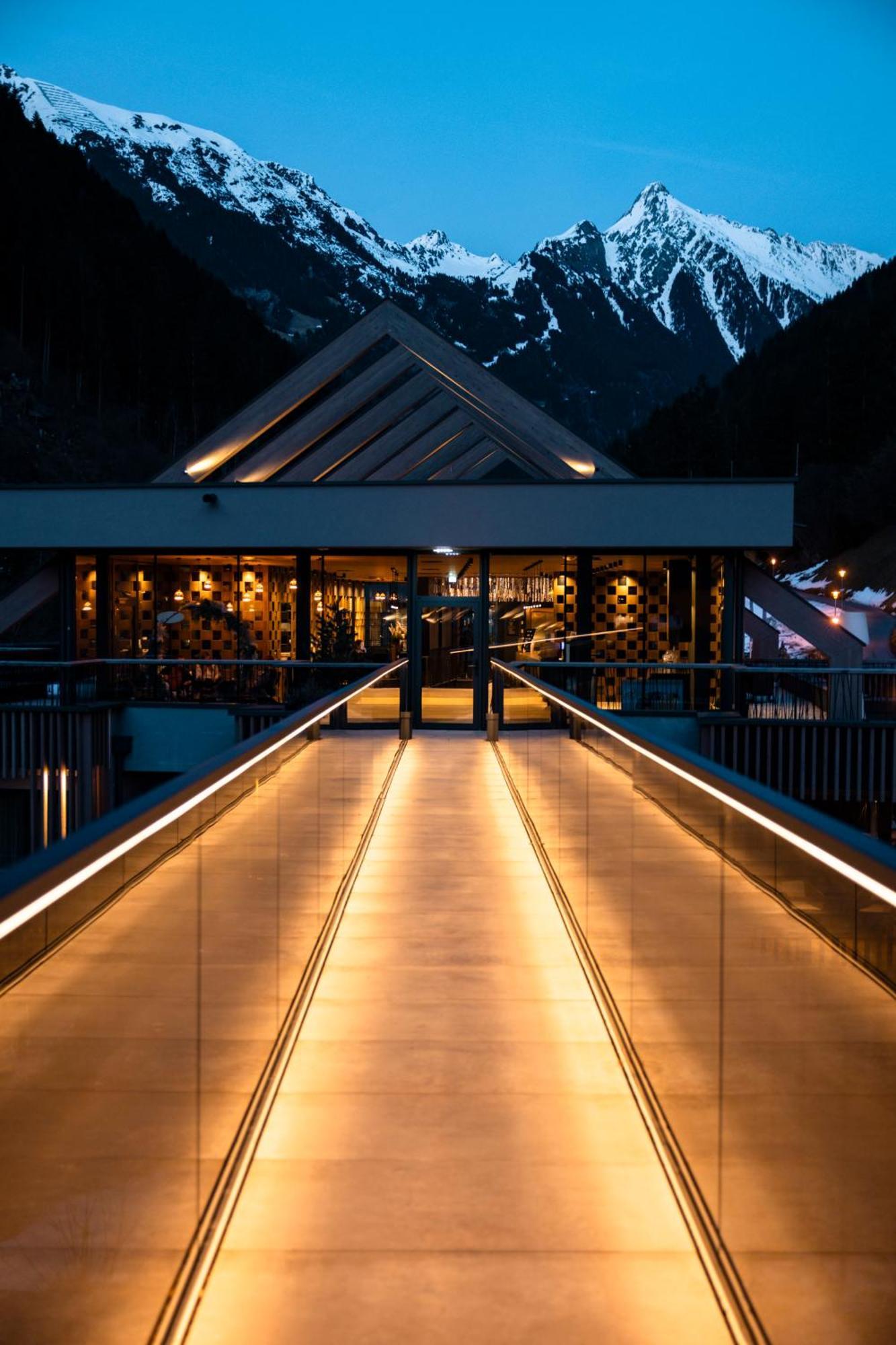 Zillergrundrock Luxury Mountain Resort Mayrhofen Bagian luar foto